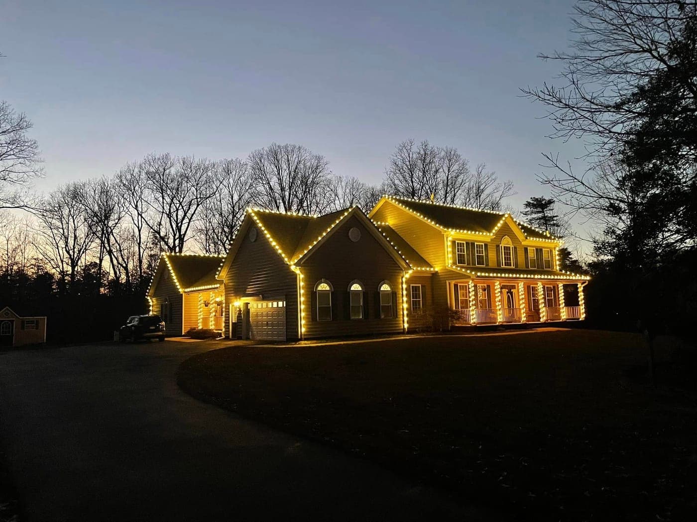 Holiday roofline lighting on a colonial home in Southern Maryland by veteran-owned Get Jolly Lighting